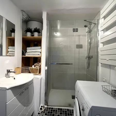 The Red And Black Retreat - Center