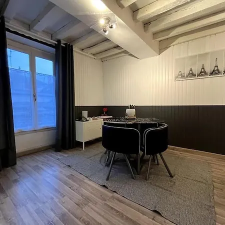 The Red And Black Retreat - Center