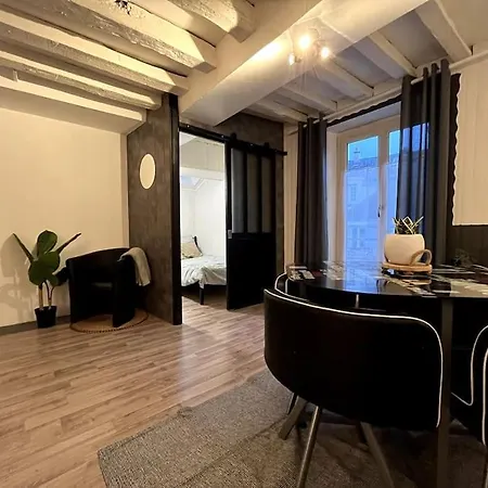 The Red And Black Retreat - Center Apartment *