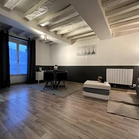 The Red And Black Retreat - Center Apartment