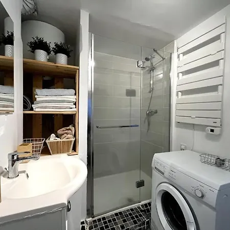 The Red And Black Retreat - Center Fontainebleau