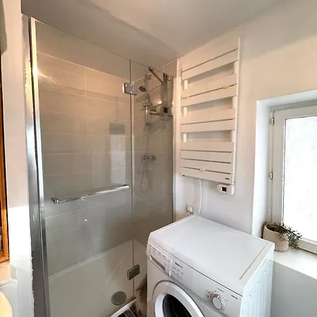 The Red And Black Retreat - Center Daire